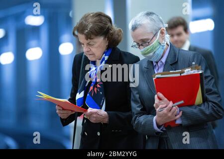 Washington, DC, États-Unis. 6 mai 2020. États-Unis le sénateur Dianne Feinstein (démocrate de Californie) passe par le métro du Sénat au Capitole des États-Unis à Washington, DC, États-Unis, le mercredi 6 mai 2020. Credit: Stefani Reynolds/CNP | usage dans le monde crédit: dpa/Alay Live News Banque D'Images