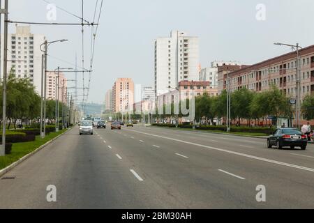 Pyongyang, Corée du Nord - 29 juillet 2014 : rue Moranbong à Pyongyang. Une des rues typiques de Pyongyang. Banque D'Images