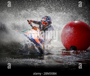 Tir d'action de course de jetski, virage autour de la bouée au milieu d'un jet d'eau spectaculaire Banque D'Images