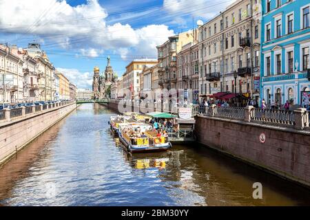 Saint-Pétersbourg, Russie - 5 août 2015 : navires de croisière fluviaux flottant sur les rivières et les canaux en été. Paysage urbain du centre historique de Sain Banque D'Images