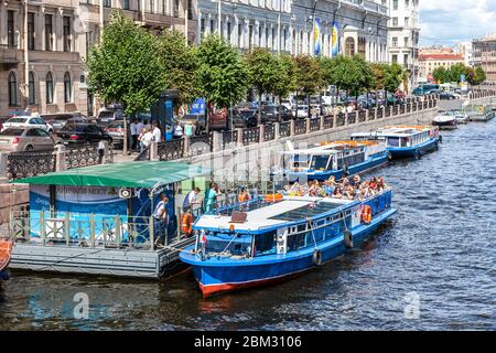 Saint-Pétersbourg, Russie - 5 août 2015 : navires de croisière fluviaux flottant sur les rivières et les canaux en été. Paysage urbain du centre historique de Sain Banque D'Images