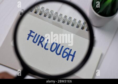 Écrire sur les notes adhésives avec la loupe isolée sur le bureau Banque D'Images
