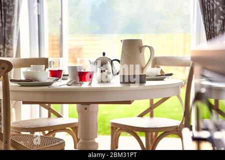 Le petit déjeuner est servi le matin avec du café noir chaud et un bol de céréales sur la table Banque D'Images
