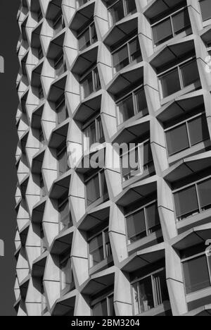 Brutalisme postmoderne Brutaliste Precast Concrete Space House 1 Kemble Street, Holborn, Londres WC2B 4AN par Richard Seifert Architect B&W. Banque D'Images