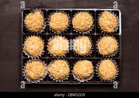 Dessert composé de boules maison saupoudrées de noisettes farcies au chocolat Banque D'Images