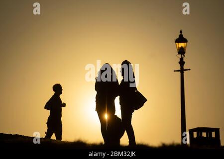 Les gens attendent que la lune se lève au-dessus de Primrose Hill dans le centre de Londres, avant la dernière lune de l'année, qui sera visible au-dessus du Royaume-Uni jeudi soir. La pleine lune de mai est également connue sous le nom de 'lune de fleur', signifiant les fleurs qui fleurissent pendant le mois. Banque D'Images