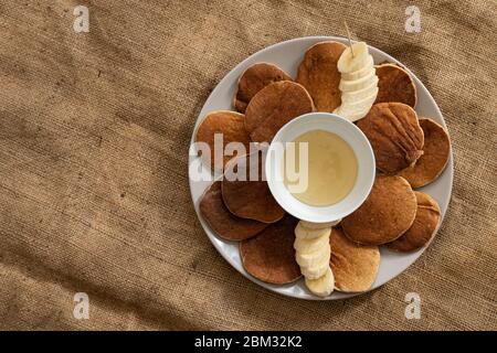 Délicieux crêpes maison avec miel et banane pour le petit déjeuner. Vue de dessus avec espace de copie Banque D'Images