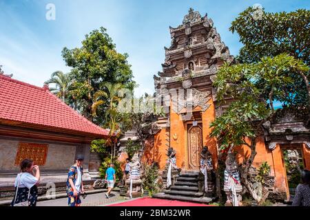 Nom de ce lieu Ubud Palace il est connu comme Ubud Royal Palace et le nom local est ' Puri Saren Agung ' Banque D'Images