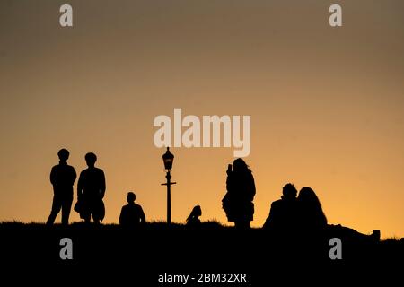 Les gens attendent que la lune se lève au-dessus de Primrose Hill dans le centre de Londres, avant la dernière lune de l'année, qui sera visible au-dessus du Royaume-Uni jeudi soir. La pleine lune de mai est également connue sous le nom de 'lune de fleur', signifiant les fleurs qui fleurissent pendant le mois. Banque D'Images