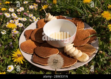 Magnifique pique-nique agréable en été ou au printemps avec crêpes, miel et banane Banque D'Images