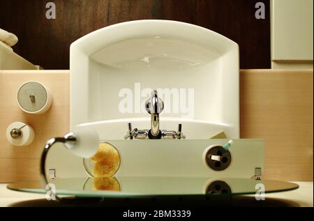 Vue de dessus d'un lavabo avec robinet sur salle de bains carrelée de bleu Banque D'Images