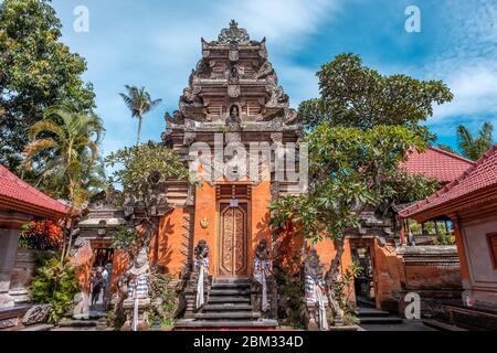 Nom de ce lieu Ubud Palace il est connu comme Ubud Royal Palace et le nom local est ' Puri Saren Agung ' Banque D'Images