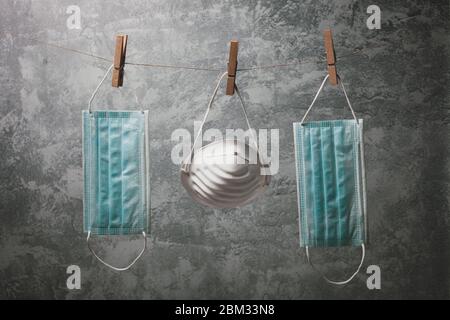 Masques de protection respiratoire à usage unique lavés et réutilisés en raison de la pénurie de fournitures. La pénurie de masques oblige les gens à les réutiliser. Banque D'Images
