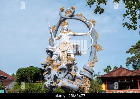 Statue d'Arjuna dans la province d'Ubud. Arjuna est le héros archer dans la religion hindoue Banque D'Images