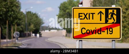 Le panneau jaune indique le symbole d'échappement Covid-19 et la sortie Banque D'Images