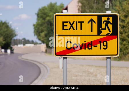 Le panneau jaune indique le symbole d'échappement Covid-19 et la sortie Banque D'Images