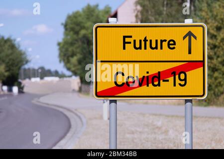 Le panneau jaune indique Covid-19 à l'avenir Banque D'Images
