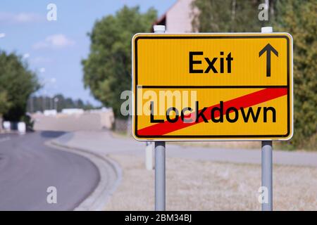 Le panneau jaune indique la sortie Covid-19 Banque D'Images