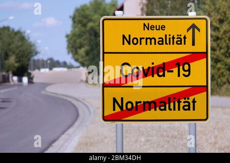 Le signe jaune signale Covid-19 vers la normalité Banque D'Images