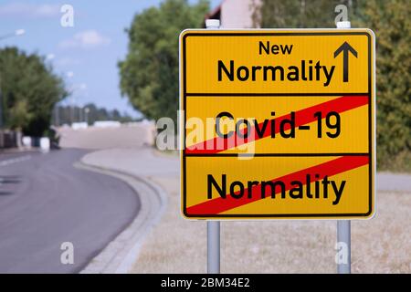 Le signe jaune signale Covid-19 vers la normalité Banque D'Images