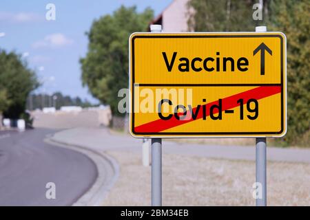 Le signe jaune signale Covid-19 vers la vaccination Banque D'Images