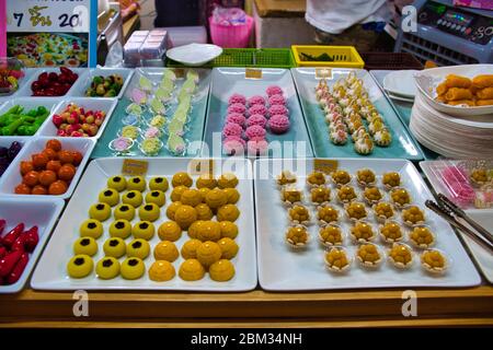 Ko Kret, Thaïlande 01.04.2020: Traditionnel thaïlandais jolis petits desserts en mini fruits thaïlandais, légumes comme les mangues, les piments, les mangoustens. Thaï Banque D'Images