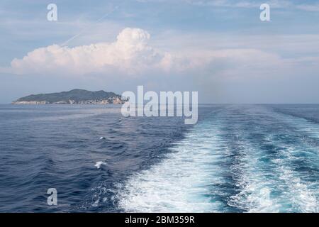 Le sillage d'un ferry qui laisse sa marque sur l'eau de la mer Banque D'Images