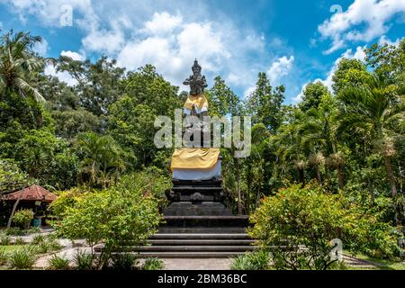 Sculpture ou statue de dieu hindou dans le Temple de Saint Springs, nom local de ce dieu ' Deva Indra ' Banque D'Images