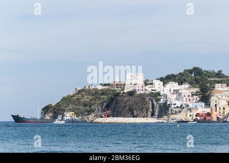 Quelques maisons colorées caractéristiques de Ponza surplombant le port Banque D'Images