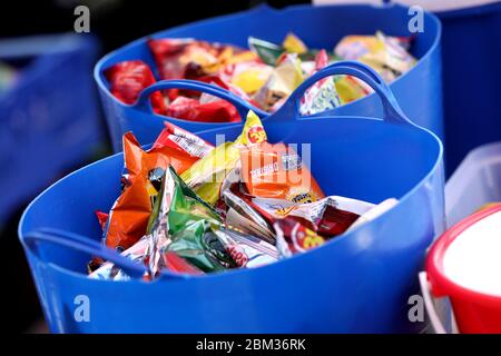 Sachets de chips dans un grand bol prêt à être cueilli et mangé à Brighton, East Sussex, Royaume-Uni. Banque D'Images