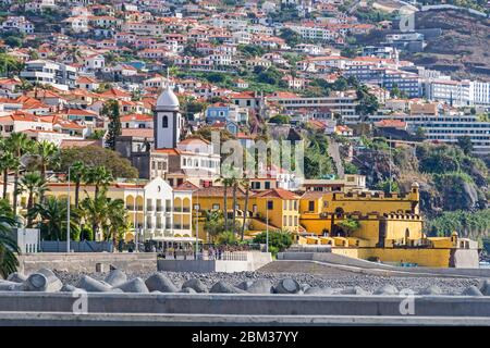 Funchal, Portugal - 10 novembre 2019: Centre historique (Zona Velha) avec le bord de mer de la baie de Funchal, fort de Sao Tiago, la tour du bar Banque D'Images