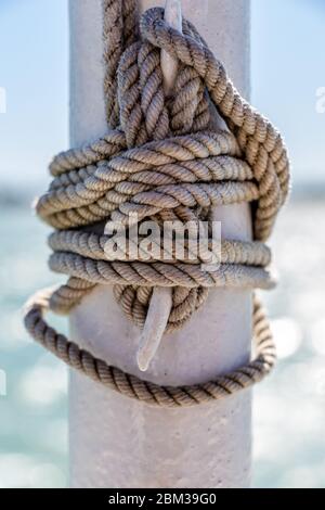 Corde marron autour de poteau nautique Banque D'Images
