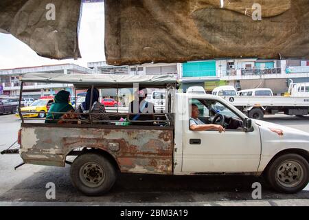 Tuaran, Malaisie, 6 mai 2020 - véhicules privés offrant un service de type taxi vers la zone rurale de Tuaran Banque D'Images