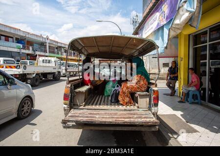 Tuaran, Malaisie, 6 mai 2020 - véhicules privés offrant un service de type taxi vers la zone rurale de Tuaran Banque D'Images