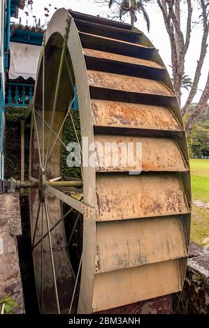 Ancienne roue d'eau, en fer, dans une ferme historique, Barra do Pirai, Rio de Janeiro, Brésil Banque D'Images