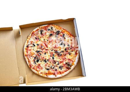 Pizza aux champignons, fromage et jambon dans une boîte de carton isolée sur fond blanc avec espace de copie. Vue de dessus Banque D'Images