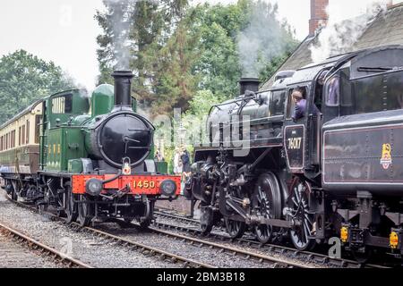 BR 2-6-0 '4MT' No. 76017 passe le GWR 0-4-2T '14xx' No. 1450 à Highley sur le chemin de fer de la vallée Severn lors de leur Gala à vapeur d'automne Banque D'Images