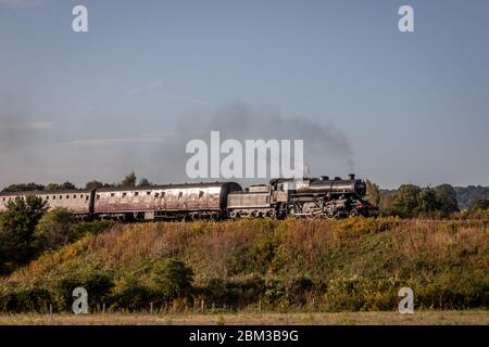 BR 4-6-0 '4MT' No 43106 s'approche du tunnel de Bewdley sur le chemin de fer de la vallée de Severn lors de leur Gala à vapeur d'automne Banque D'Images