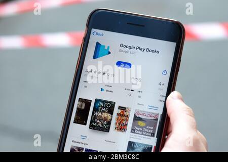 New York, Etats-Unis - 1er mai 2020 : gros plan du logo de l'application Google Play Books sur l'écran du téléphone, illustration éditoriale Banque D'Images