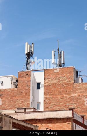 Antennes de téléphonie cellulaire sans fil sur le toit d'un immeuble résidentiel. émetteurs internet haute vitesse 5g. Banque D'Images