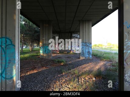 Vieux graffiti, rail vaporisé de passage à vélo de chemin de fer dans la ville de Zagreb Banque D'Images