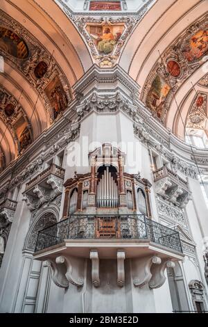 4 févr. 2020 - Salzbourg, Autriche : fresque de Saint-Pierre, peinture pendentive et pipe d'orgue au plafond de la cathédrale de Salzbourg Banque D'Images