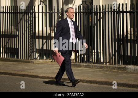 Londres, Grande-Bretagne. 6 mai 2020. Le secrétaire britannique aux Affaires étrangères, Dominic Raab, arrive au 10 Downing Street pour la réunion du comité COVID-19 à Londres, en Grande-Bretagne, le 6 mai 2020. 649 autres patients de la COVID-19 sont morts, portant le nombre total de décès liés au coronavirus en Grande-Bretagne à 30,076, a déclaré le secrétaire d'État au logement, aux collectivités et aux collectivités locales, Robert Jenick, mercredi. Crédit: Tim Ireland/Xinhua/Alay Live News Banque D'Images