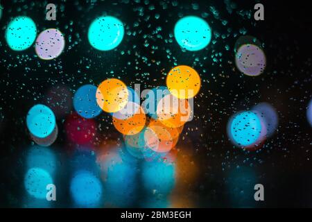 Bokeh coloré par fenêtre humide Banque D'Images