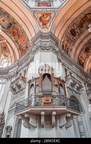 4 févr. 2020 - Salzbourg, Autriche : orgue sous pendance de la fresque de Saint Paul sur le plafond de la cathédrale de Salzbourg Banque D'Images