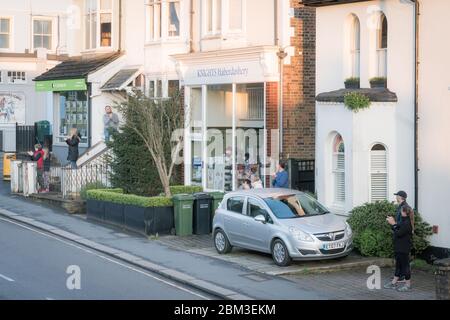 Reigate, Surrey, Royaume-Uni - 9 avril 2020 - les gens à l'entrée de leurs maisons à 20:00 se clamer ensemble pour soutenir toutes les souffrances du coronavirus Banque D'Images