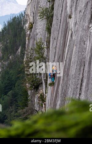 Deux hommes grand mur escalade sur le Squamish de chef avec sac de transport Banque D'Images