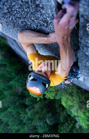 Homme plaçant la grande came dans le granit hors-largeur fissure plomb escalade Squamish Banque D'Images