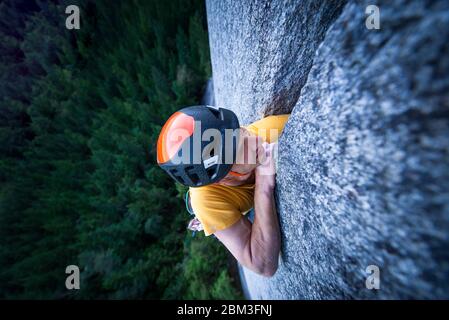 Homme luttant plomb grimpant dans la large montée sur le granite Squamish Banque D'Images