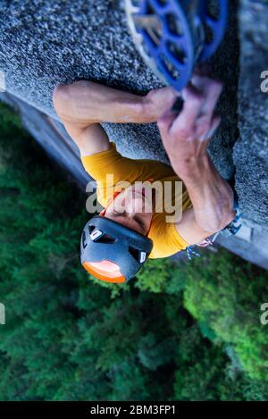 Homme plaçant la grande came dans le granit hors-largeur fissure plomb escalade Squamish Banque D'Images